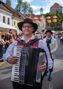 Izjemen obisk zaznamoval 50. Dneve narodnih noš in oblačilne dediščine v Kamniku (Blaž T. Muc)  (73)